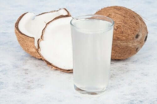 Kokosnoten en een glas kokoswater