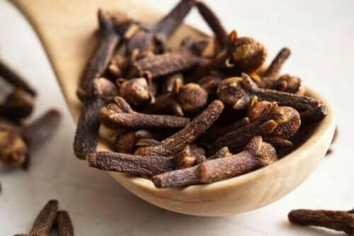 Houten lepel met kruidnagel