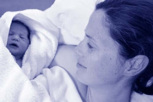 Moeder ligt naast pasgeboren baby