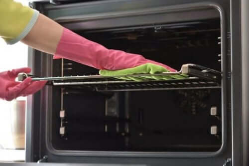 7 manieren om de bakplaten van de oven schoon te maken