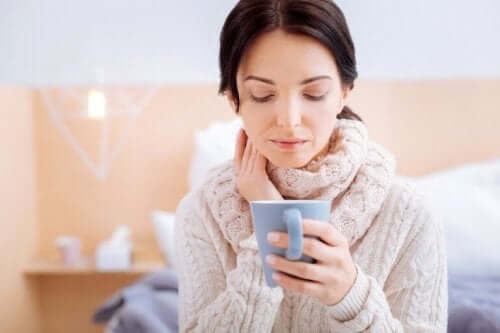 Vrouw met kopje thee