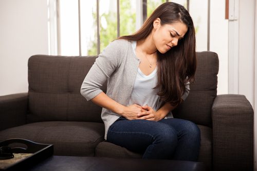 Vrouw met menstruatiekrampen