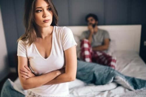 Man zit op bed op vrouw te wachten