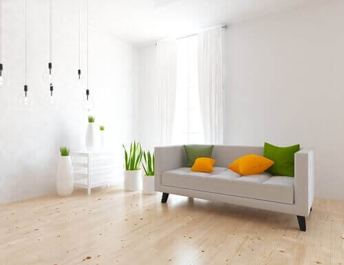 Witte woonkamer met felgekleurde kussens