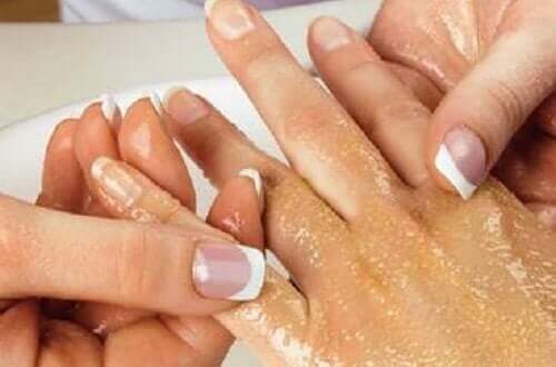 Zelfgemaakte scrub om handen en voeten te exfoliëren
