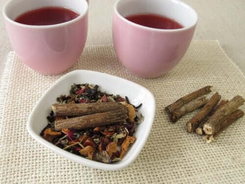 Twee kopjes thee met zoethout