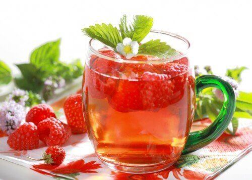 Een fruitinfusie met frambozen en munt