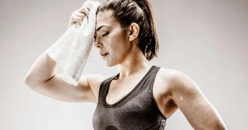 Een vrouw die zweet