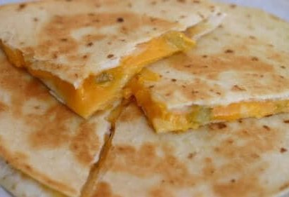 Gegrilde quesadilla met kaas en mango