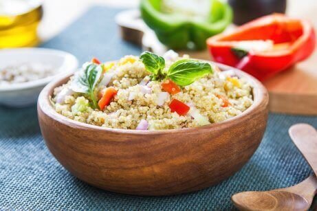 Gemengde salade van quinoa en kikkererwten