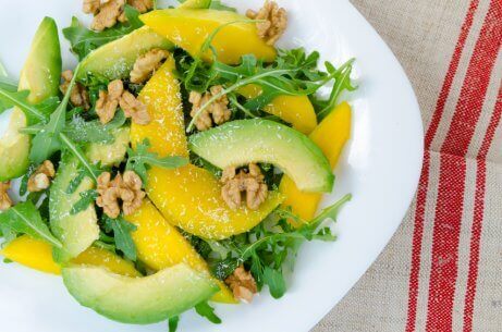 Gemengde salades met mango en ander fruit