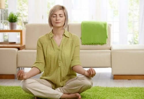 Een vrouw zit in een meditatiepose