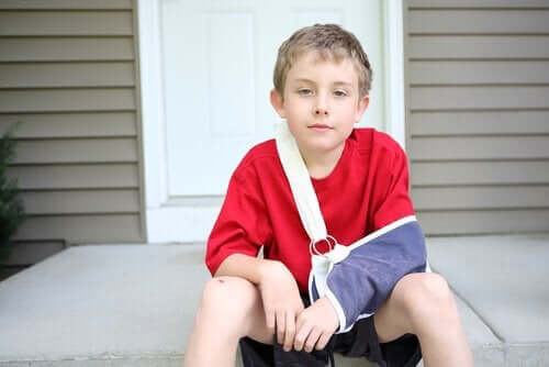 Jongetje met een gebroken arm in een mitella