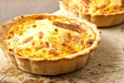 Een heerlijke quiche op een houten tafel