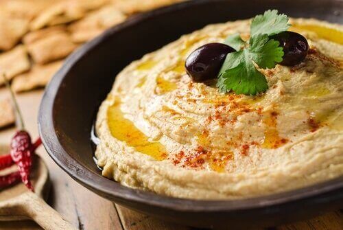 Sandwich met groente en hummus