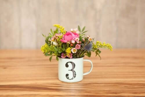 Bloemen in een beker