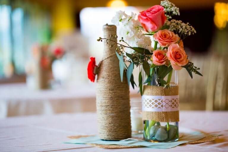 Flessen met bloemen