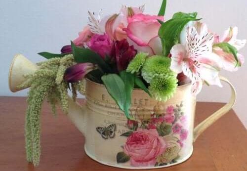 Gieter met bloemen