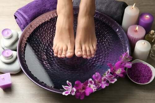 Heet en koud water tegen pijnlijke voeten