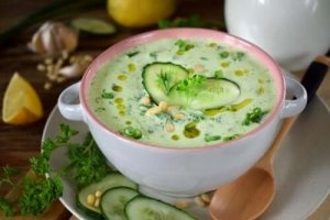 Komkommer-avocadosoep met weinig calorieën