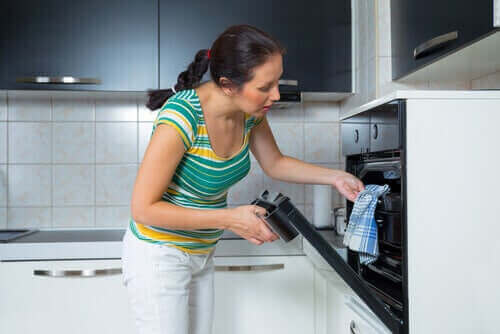 Vrouw haalt tulband uit de oven