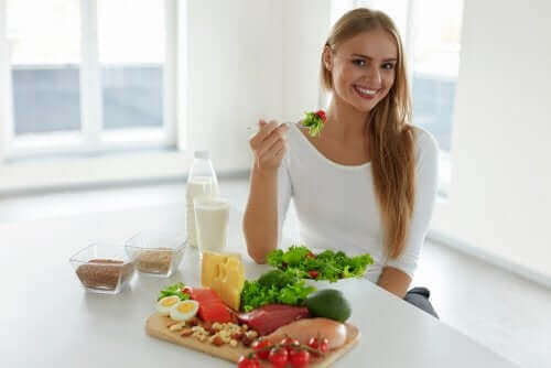 Een vrouw die een salade eet