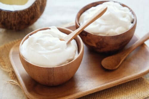 Twee schaaltjes yoghurt