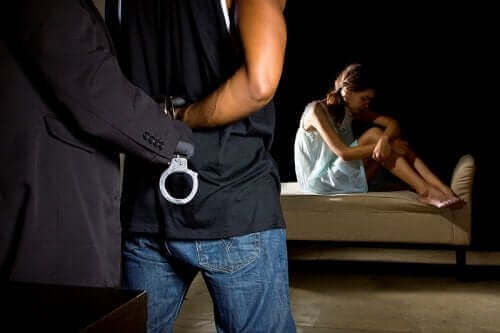 Hoe geef je een gewelddadige partner aan?