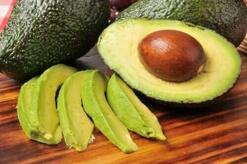 Een halve avocado met pit