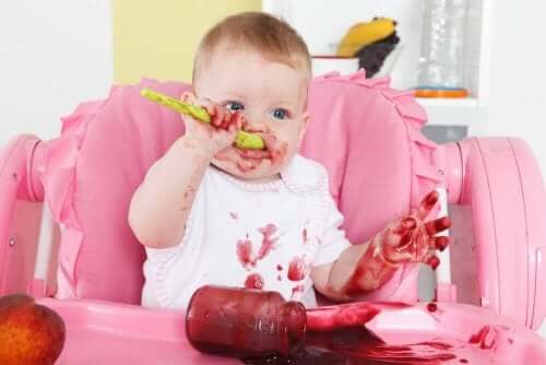 Baby kliedert lekker met eten