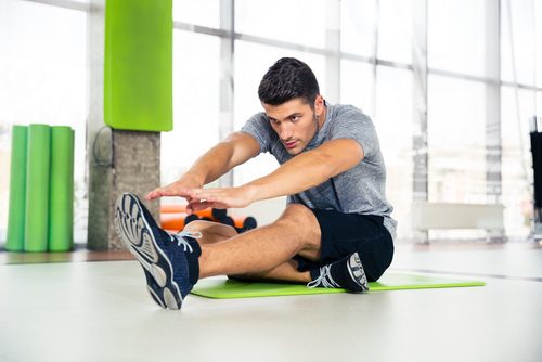 Een man is aan het trainen