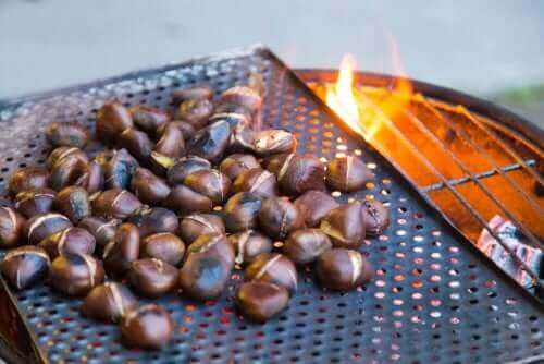 Geroosterde kastanjes op de barbecue