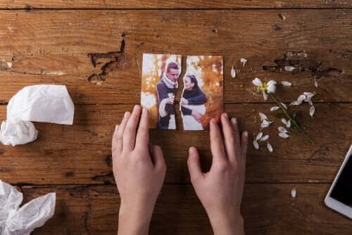 Een doormidden gescheurde foto van een koppel