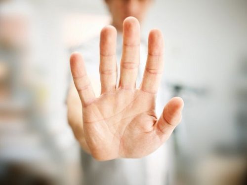 Een hand geeft een stopteken aan