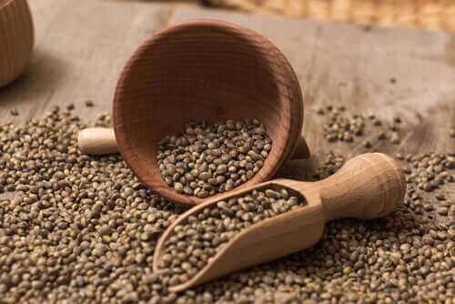 Hennepzaden met een houten opscheplepel