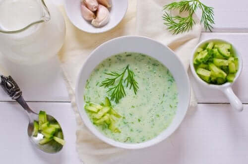 Een bord komkommer-avocadosoep