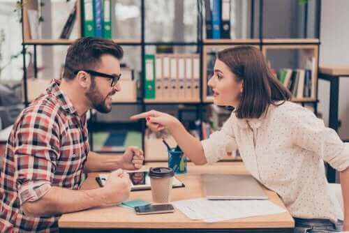 Een man en een vrouw maken ruzie over een bureau