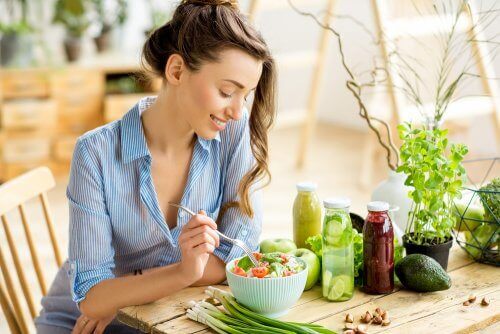 Een vrouw eet een salade