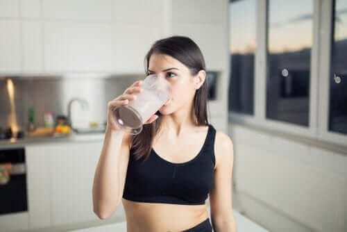 Een vrouw drinkt een smoothie