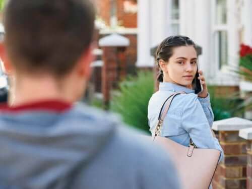 Een vrouw kijkt om naar een man