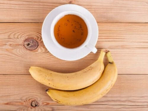 Thee en bananen op een tafel