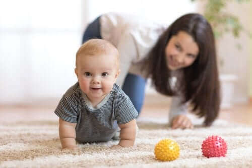 Tips om je baby aan te moedigen om te gaan kruipen