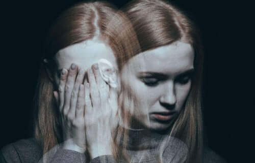 Een vrouw houdt haar handen voor haar gezicht