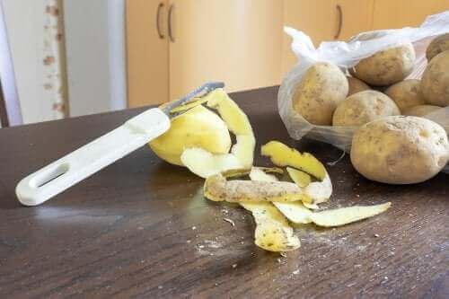 Schoonmaakmiddel met aardappelschillen