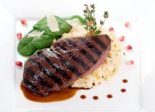 Bord met een biefstuk