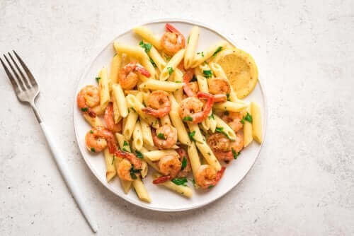 Pasta met citroen en garnalen voor het diner