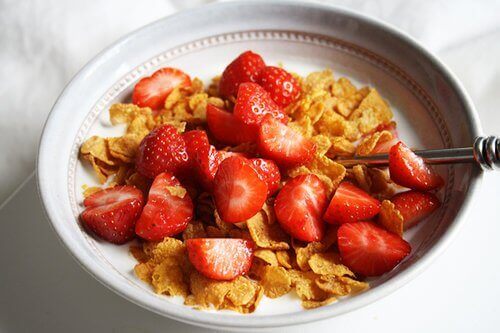 Bordje cornflakes met aardbeien