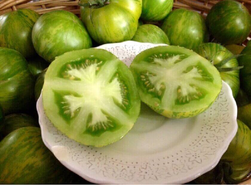 Wit bord met groene tomaat