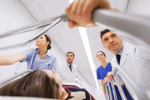 Artsen bij een ziek persoon