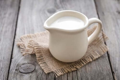 De voordelen en risico's van het drinken van melk